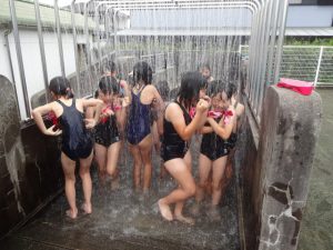小1 プール開きシャワー プール開き - 三島市立佐野小学校