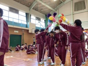 ６年生と１年生が手をつないで入場しています。